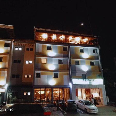 Fly Inn Madagascar Hotel - Navette Gratuite H24 - A 300M De L'Aeroport International Ivato-Antananarivo Ivato  المظهر الخارجي الصورة