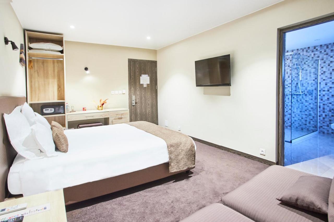 Fly Inn Madagascar Hotel - Navette Gratuite H24 - A 300M De L'Aeroport International Ivato-Antananarivo Ivato  المظهر الخارجي الصورة