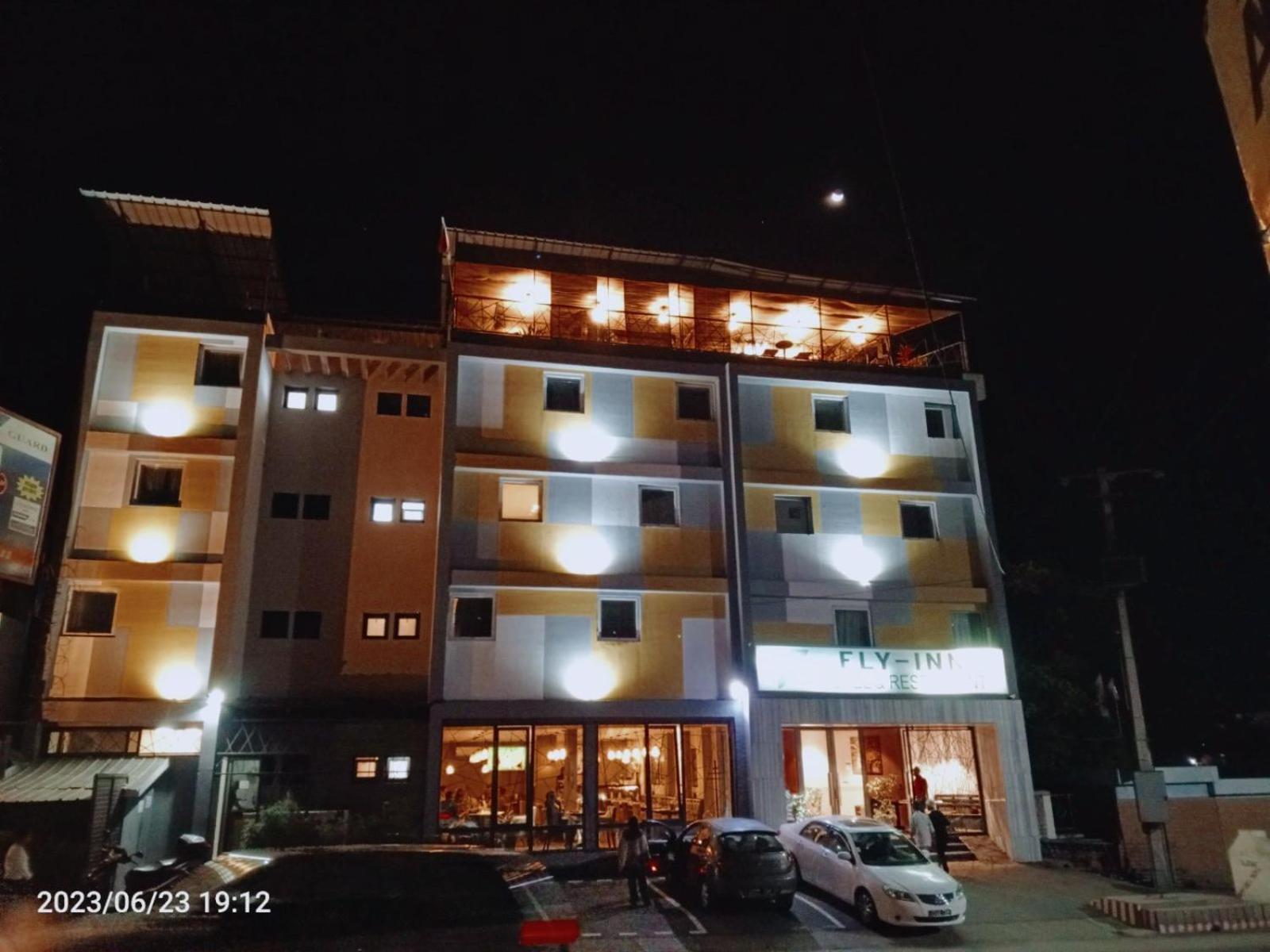 Fly Inn Madagascar Hotel - Navette Gratuite H24 - A 300M De L'Aeroport International Ivato-Antananarivo Ivato  المظهر الخارجي الصورة